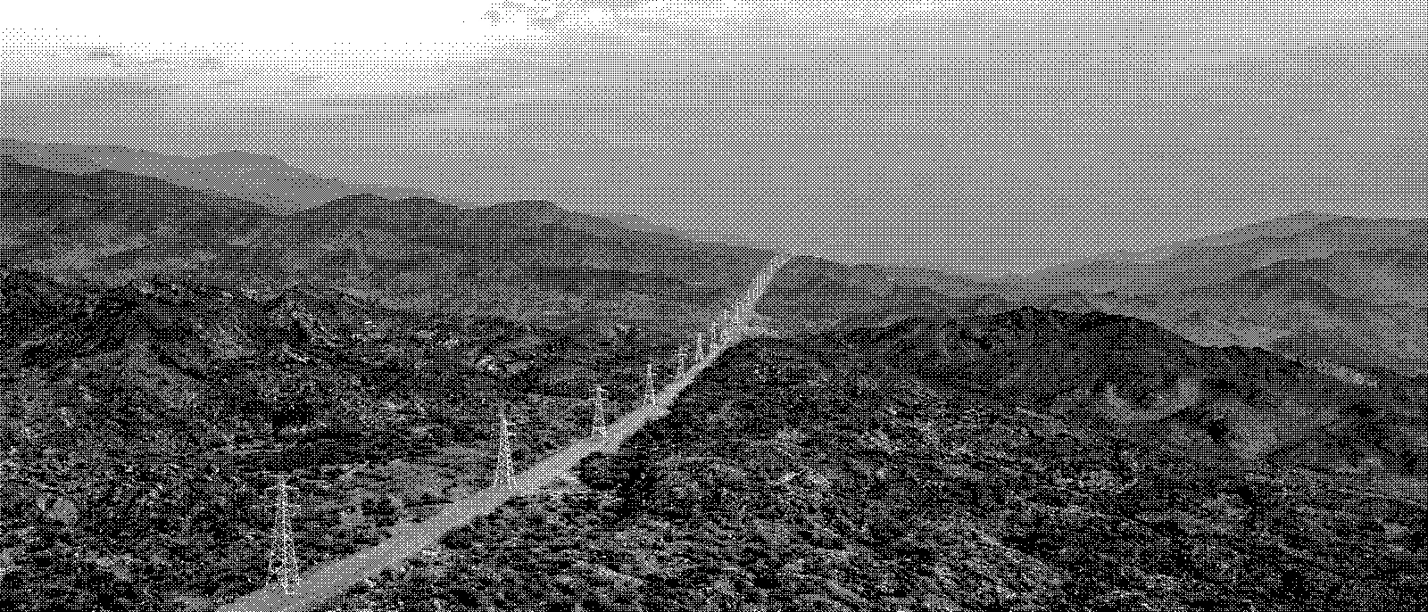 Línea de transmisión cruzando la precordillera, en trama de semitono.